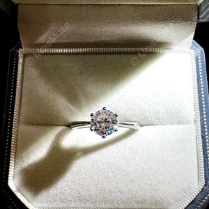 Anel de Noivado com Moissanita de 1 Quilate com Corte Redondo Clássico: Aliança de Casamento com Diamante Simulado, Prata de Lei, Certificado