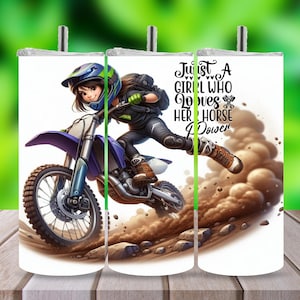 Op de afbeelding: Een witte tumbler met een afbeelding van een vrouw die op een crossmotor rijdt. De tekst "Just a girl who loves her horse power" staat op de tumbler gedrukt.