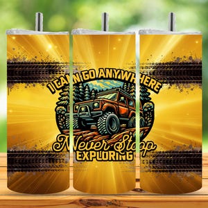Könnte beinhalten: Ein gelber Becher mit einem Design, das ein Geländefahrzeug, Bäume und den Text "I CAN GO ANYWHERE" und "Never Stop Exploring" zeigt. Das Design wird von Reifenspuren umrahmt.