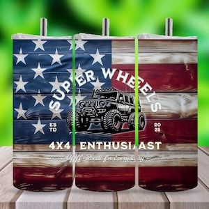 Puede incluir: Un vaso con un diseño que recuerda a la bandera estadounidense, con un campo azul de estrellas y rayas rojas y blancas. El vaso tiene las palabras "SUPER WHEELS" y "4X4 ENTHUSIAST" con una ilustración de un vehículo todoterreno negro.