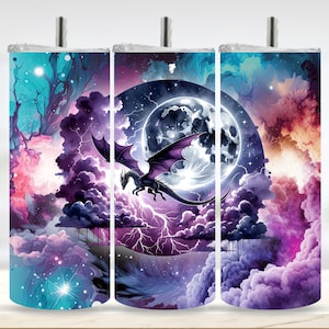 Puede incluir: Tres vasos de acero inoxidable con un diseño de temática galáctica que presenta una nebulosa púrpura, azul y rosa con un dragón negro volando frente a una luna llena.