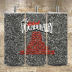 Puede incluir: Tres vasos de purpurina plateada con un diseño negro y rojo. Los vasos tienen el texto "My Best Vocabulary" y una lista de improperios.