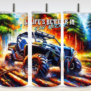 Puede incluir: Tres diseños de vasos ilustrados y coloridos que muestran un vehículo todoterreno azul y negro conduciendo por un bosque. El texto "Life's Better in 4x4 Mode" aparece en el vaso del centro.