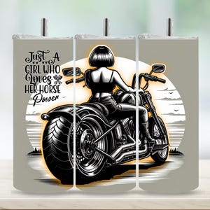 Könnte beinhalten: Eine Frau fährt ein Motorrad mit dem Text "Just a girl who loves her horse power" an der Seite. Das Motorrad ist schwarz und hat einen verchromten Auspuff. Die Frau trägt eine schwarze Lederjacke und Jeans.