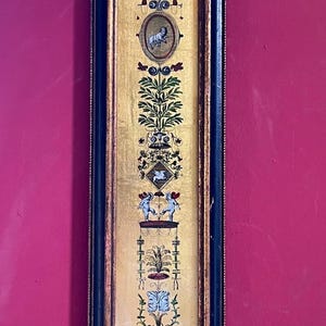 Pannello murale vintage in vetro dipinto sul retro con foglia d'oro di Sungott Art Studios, arte neoclassica di metà secolo con cherubini grotteschi e Pegaso, 79 cm.