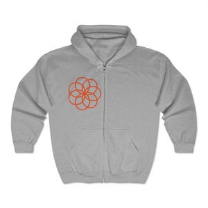 Puede incluir: Una sudadera con capucha gris con cremallera y un diseño de flor geométrica roja en el pecho izquierdo.
