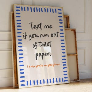 Text Me If You Run Of Toilet Paper Print, Bathroom Wall Art Printable, Bathroom Quote Poster, Preppy Blue Art Print, Trendy Retro Printable