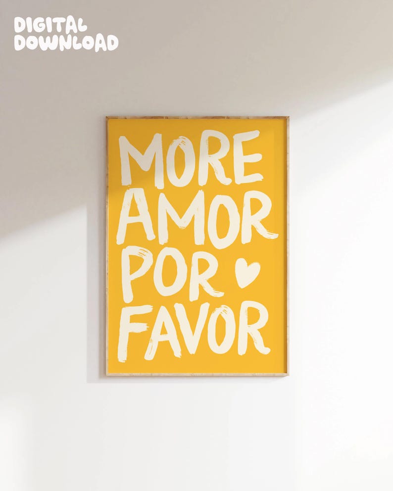 Peut inclure: Impression jaune encadr&eacute;e avec les mots "MORE AMOR POR FAVOR" en blanc, avec un symbole de c&oelig;ur. Les mots "T&Eacute;L&Eacute;CHARGEMENT NUM&Eacute;RIQUE" sont dans le coin sup&eacute;rieur gauche. L'impression est affich&eacute;e sur un mur blanc.