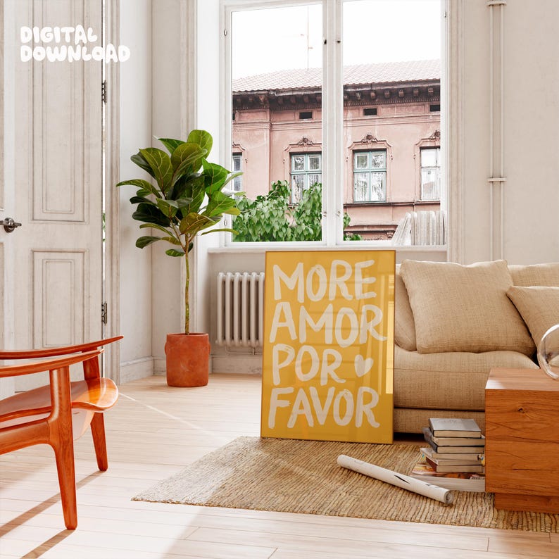 Peut inclure: Une affiche jaune vif avec l'inscription "MORE AMOR POR FAVOR" en lettres blanches. L'affiche est appuy&eacute;e contre un canap&eacute; beige dans une pi&egrave;ce lumineuse avec une grande fen&ecirc;tre et une plante en pot.