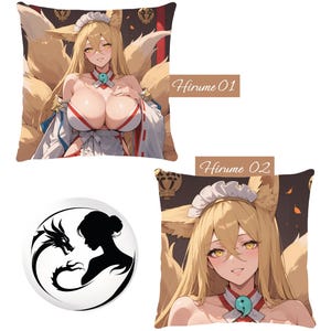 Puede incluir: Dos fundas de cojín decorativas con un personaje de anime de cabello largo y rubio, que lleva un vestido de sirvienta blanco y una cinta roja. El personaje tiene nueve colas de zorro. El texto "Hirume 01" y "Hirume 02" está impreso en las fundas de cojín.
