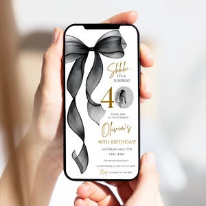 Puede incluir: Una invitación de cumpleaños en blanco y negro con un gran lazo negro y el texto "Shhh... ¡Es una sorpresa!" La invitación es para el 40 cumpleaños de Olivia e incluye la fecha, la hora y el lugar de la fiesta.