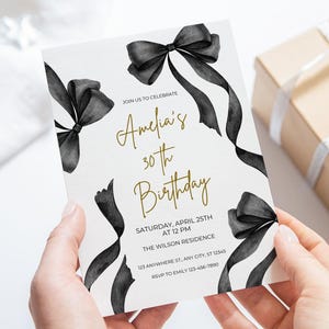 Bearbeitbare schwarze Geburtstagseinladung 30. Geburtstag einladen Coquette Bow Dreißig Geburtstagskind Aquarell schwarzes Band Jedes Alter Canva Vorlage