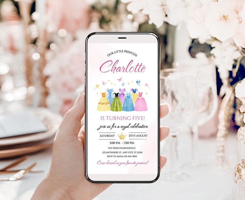 K&ouml;nnte beinhalten: Ein Smartphone zeigt eine Einladung zum Geburtstag mit Prinzessinnen-Motiv. Die Einladung lautet "Unsere kleine Prinzessin Charlotte wird f&uuml;nf!" und enth&auml;lt Eventdetails. Das Design zeigt Aquarellkleider und Schmetterlinge in Pastellfarben.