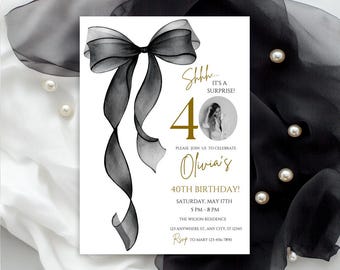 Puede incluir: Una invitación de cumpleaños en blanco y negro con un gran lazo negro y el texto "Shhh... ¡Es una sorpresa!" y "Olivia's 40th Birthday!" La invitación incluye la fecha, la hora y la ubicación de la fiesta.