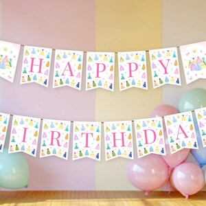 K&ouml;nnte beinhalten: Ein festliches Banner mit den Worten "HAPPY BIRTHDAY" in rosa Buchstaben. Jeder Wimpel ist mit bunten Kleidern und Kronen verziert. Das Banner ist mit goldener Schnur aufgereiht, perfekt f&uuml;r eine Geburtstagsfeier.