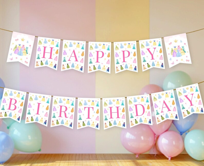K&ouml;nnte beinhalten: Ein festliches Banner mit den Worten "HAPPY BIRTHDAY" in rosa Buchstaben. Jeder Wimpel ist mit bunten Kleidern und Kronen verziert. Das Banner ist mit goldener Schnur aufgereiht, perfekt f&uuml;r eine Geburtstagsfeier.