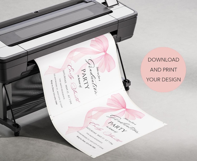 Op de afbeelding: Printbare uitnodiging voor een afstudeerfeest met roze aquarel linten en de tekst "Join us for a Graduation Party in honor of Emily Smith" en "Join us for a Graduation Party in honor of Carly Smith".