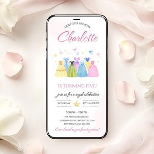 K&ouml;nnte beinhalten: Ein Smartphone zeigt eine Geburtstagseinladung mit dem Text "Our Little Princess Charlotte is Turning Five!". Die Einladung zeigt Aquarellillustrationen von Prinzessinnenkleidern. Die Veranstaltungsdetails umfassen Datum, Uhrzeit und Ort.