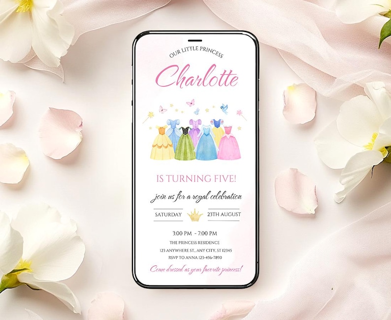 K&ouml;nnte beinhalten: Ein Smartphone zeigt eine Geburtstagseinladung mit dem Text "Our Little Princess Charlotte is Turning Five!". Die Einladung zeigt Aquarellillustrationen von Prinzessinnenkleidern. Die Veranstaltungsdetails umfassen Datum, Uhrzeit und Ort.