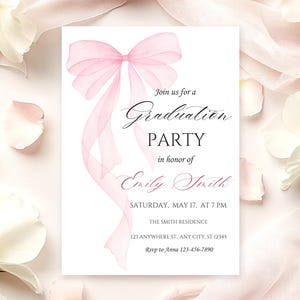 Op de afbeelding: Een roze aquarel strik op een witte achtergrond. De tekst luidt "Join us for a Graduation Party in honor of Emily Smith. Saturday, May 17, at 7 PM. The Smith Residence. 123 Anywhere St., Any City, ST 12345. Rsvp to Anna 123-456-7890."