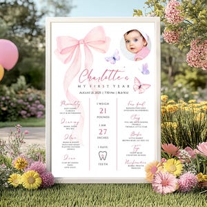 Cartel con foto del primer año de bebé con mariposa de lazo rosa, tablero de hitos para el primer cumpleaños de niña, plantilla editable e imprimible de Canva.