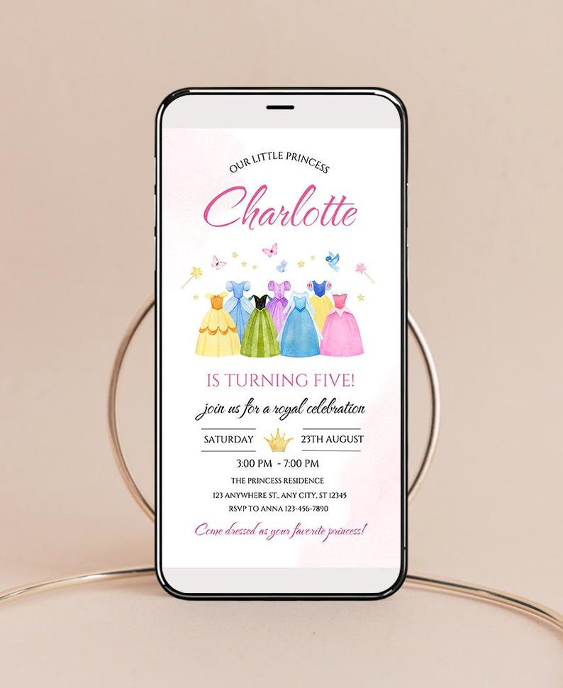 K&ouml;nnte beinhalten: Ein Smartphone zeigt eine Geburtstagseinladung mit Prinzessinnen-Thema. Die Einladung enth&auml;lt den Namen "Charlotte" in rosa Schrift, Illustrationen von bunten Prinzessinnenkleidern und Veranstaltungsdetails. Der Text lautet "Is Turning Five!" und "Come dressed as your favorite princess!"