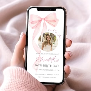 Può includere: Uno smartphone mostra un invito digitale rosa e bianco per un Sweet Sixteen. Il design presenta un fiocco rosa, una foto di una giovane donna e il testo "Elisabeth's 16th Birthday". La data e l'ora sono incluse.