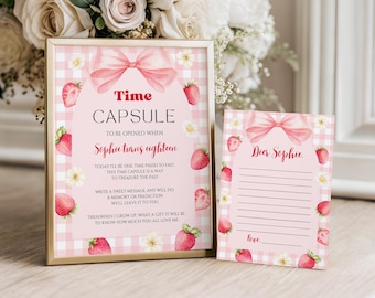 Könnte beinhalten: Ein gerahmtes rosa-weißes Zeitkapsel-Schild mit Schleifen- und Erdbeerdesign. Der Text lautet "Time Capsule" und "Sophie turns eighteen". Eine passende Karte mit Linien zum Schreiben ist ebenfalls vorhanden.
