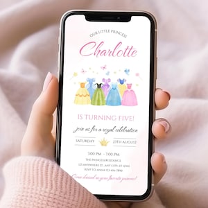 K&ouml;nnte beinhalten: Ein Smartphone zeigt eine Geburtstagseinladung. Der Text "Unsere kleine Prinzessin Charlotte wird f&uuml;nf!" ist zu sehen. Die Einladung zeigt Aquarellkleider in verschiedenen Farben. Die Veranstaltungsdetails sind enthalten.