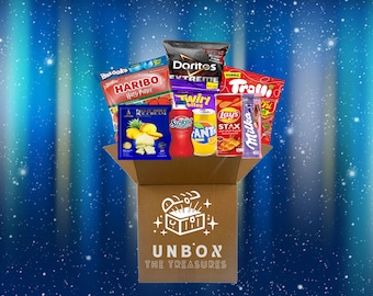 Può includere: Una scatola di cartone marrone con la scritta "UNBOX THE TREASURES" stampata sul davanti. La scatola è piena di vari snack, tra cui sacchetti di patatine fritte, caramelle e bevande. Gli snack sono disposti in un modo colorato e accattivante.