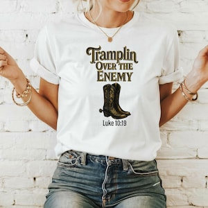 Tramplin the Enemy Christian DTF, bijbelvers png, cowgirl, western sublimatie, western christelijk, retro western png, landelijk tshirtontwerp
