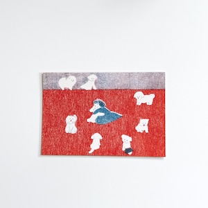 Könnte beinhalten: Ein skurriler Kunstdruck mit einem roten und grauen Hintergrund mit weißen Hundeillustrationen. Die Hunde sind in verschiedenen Posen, mit einer Figur in einem blauen Kleid. Das Kunstwerk hat ein strukturiertes Aussehen und einen minimalistischen Stil.