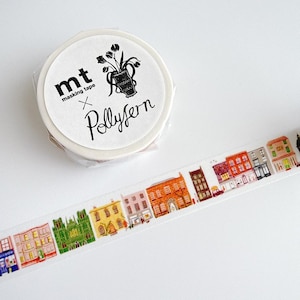 Pode incluir: Um rolo de fita adesiva de mascarar com um rótulo branco com o texto "mt masking tape" e "Pollyfern". A própria fita exibe uma ilustração colorida de edifícios. O rótulo também tem uma ilustração preta de um vaso com flores.