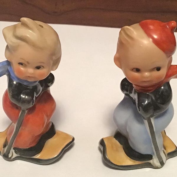 Saleros y pimenteros antiguos ~ Esquiadores, niño y niña ~ 3-1/4" de alto ~ Pintados a mano