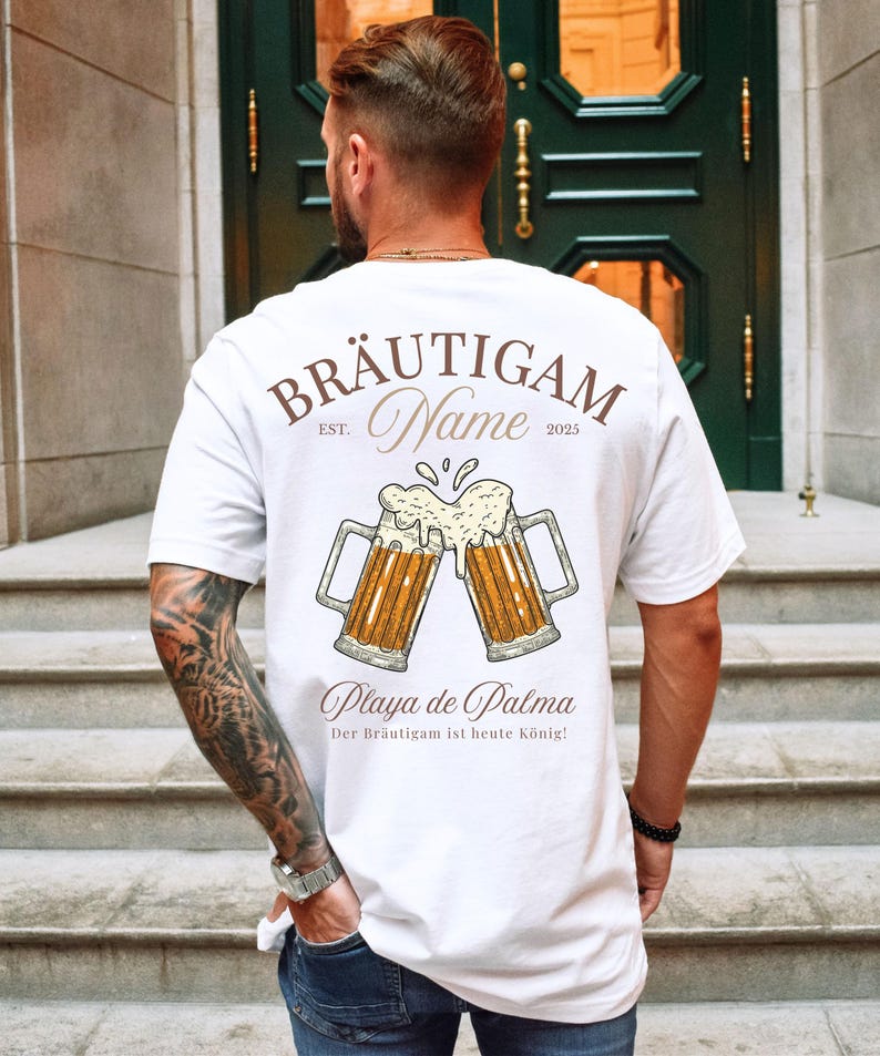 Puede incluir: Camiseta blanca con un dise&ntilde;o de tem&aacute;tica cervecera. El dise&ntilde;o incluye dos jarras de cerveza chocando, con las palabras "BR&Auml;UTIGAM Name EST. 2025" y "Playa de Palma" impresas en la espalda. Tambi&eacute;n se incluye el texto "Der Br&auml;utigam ist heute K&ouml;nig!"