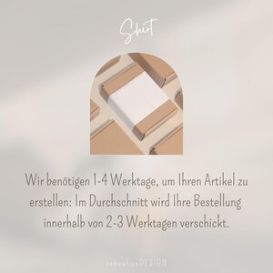 May include: A close-up of several brown cardboard boxes with white labels. The boxes are arranged in a semi-circle shape. The text "Shirt" is written in white at the top of the image. The text "Wir ben&ouml;tigen 1-4 Werktage, um Ihren Artikel zu erstellen: Im Durchschnitt wird Ihre Bestellung innerhalb von 2-3 Werktagen verschickt." is written in black at the bottom of the image. The text "rabealisa DESIGN" is written in black at the bottom of the image.
