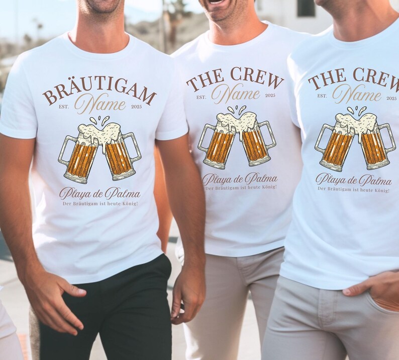 Puede incluir: Camisetas blancas con un dise&ntilde;o tem&aacute;tico de cerveza. El dise&ntilde;o incluye dos jarras de cerveza chocando, el texto "BRAUTIGAM" y "THE CREW", el nombre, el a&ntilde;o 2025 y "Playa de Palma". Tambi&eacute;n se incluye la frase alemana "Der Br&auml;utigam ist heute K&ouml;nig!".
