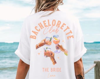 Könnte beinhalten: Weißes T-Shirt mit einer pfirsichfarbenen Grafik einer Junggesellinnenparty mit dem Text "Bachelorette Club" und "The Bride Lena".
