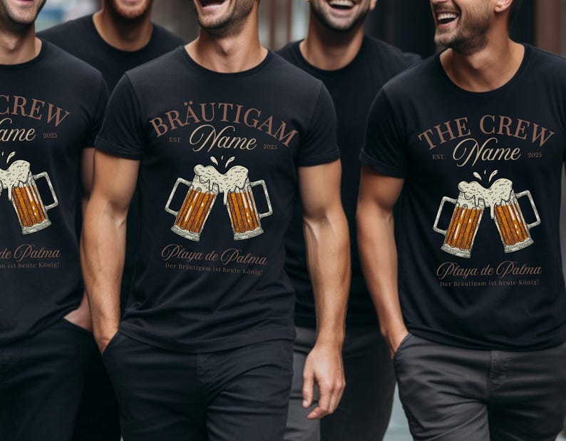 Puede incluir: Camisetas negras de cuello redondo con un gr&aacute;fico de jarra de cerveza. Las camisetas tienen texto que dice "THE CREW" y "BR&Auml;UTIGAM" con "Name" y "Playa de Palma" debajo de las jarras de cerveza. Tambi&eacute;n est&aacute; presente el texto "Der Br&auml;utigam ist heute K&ouml;nig!"