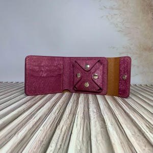 Cartera de cuero personalizada con grabado personalizado. Elegante cartera bicolor hecha a mano. Cuero italiano marrón claro y violeta. Regalo unisex.