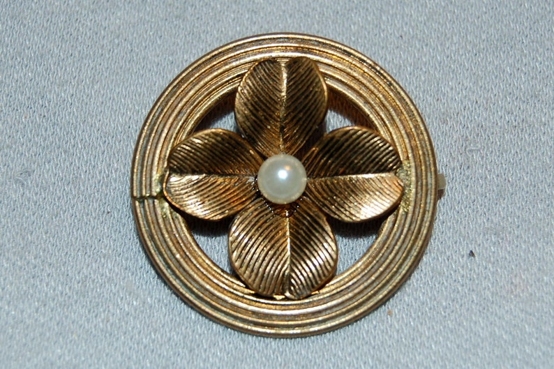 C Clasp Pearl Antique Victorian Brooch old jewelry