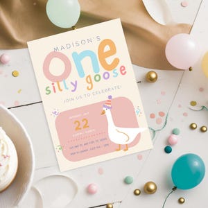 Pu&ograve; includere: Un invito colorato per una festa di compleanno con il testo "MADISON'S One silly goose" e un cartone animato di un'oca che indossa un cappello da festa. L'invito include la data "SABATO, LUGLIO 22" e l'ora "13:00 - 16:00".