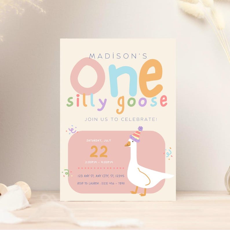 Pu&ograve; includere: Un invito a una festa di compleanno rosa e bianco con un'oca di cartone animato che indossa un cappello da festa. L'invito dice "Madison's One Silly Goose" e include la data e l'ora della festa.