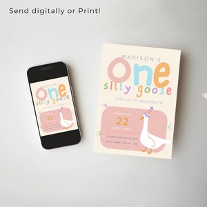 Pu&ograve; includere: Un invito di compleanno rosa e crema con un'oca di cartone animato che indossa un cappello da festa. L'invito dice "Madison's One Silly Goose" e include la data e l'ora della festa.