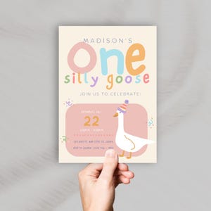 Pu&ograve; includere: Un invito colorato a una festa di compleanno con un'oca di cartone animato che indossa un cappello da festa. L'invito dice "Madison's One Silly Goose" e include la data "Sabato 22 luglio".