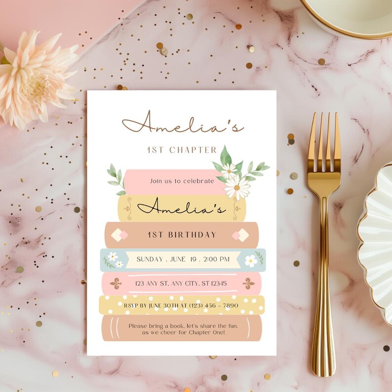 Op de afbeelding: Een roze en gele uitnodigingskaart met een stapel boeken versierd met bloemen. De tekst op de kaart luidt "Amelia's 1st Chapter", "Amelia's 1st Birthday", "Sunday, June 19, 2:00 PM", "123 Any St. Any City, ST 12345", "RSVP by June 30th at (123) 456-7890", en "Please bring a book, let's share the fun as we cheer for Chapter One!"