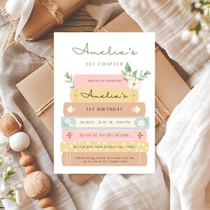 Op de afbeelding: Een afdrukbare uitnodiging voor een eerste verjaardag met een boekthema. De uitnodiging toont een stapel kleurrijke boeken met bloemen en de tekst "Amelia's 1st Birthday".