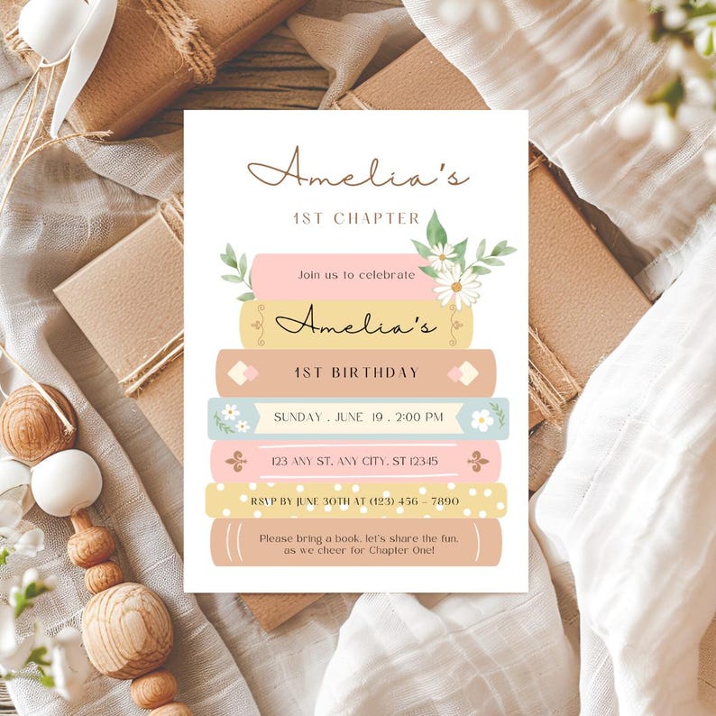 Op de afbeelding: Een afdrukbare uitnodiging voor een eerste verjaardag met een boekthema. De uitnodiging toont een stapel kleurrijke boeken met bloemen en de tekst "Amelia's 1st Birthday".