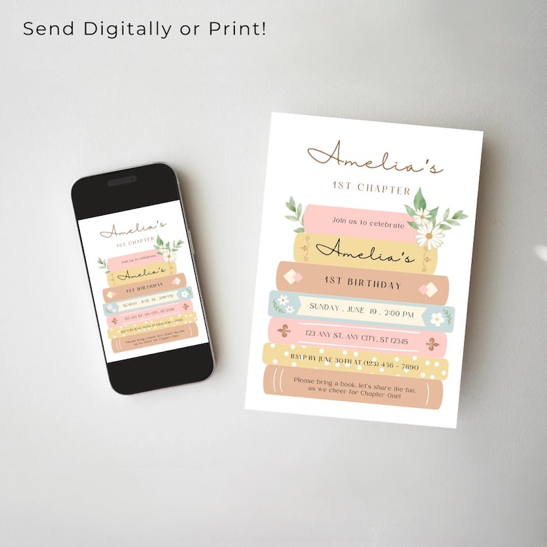 Op de afbeelding: Een printbare uitnodiging voor een eerste verjaardag met een boekthema. De uitnodiging toont een stapel kleurrijke boeken met bloemen en de tekst "Amelia's 1st Chapter" en "Amelia's 1st Birthday".