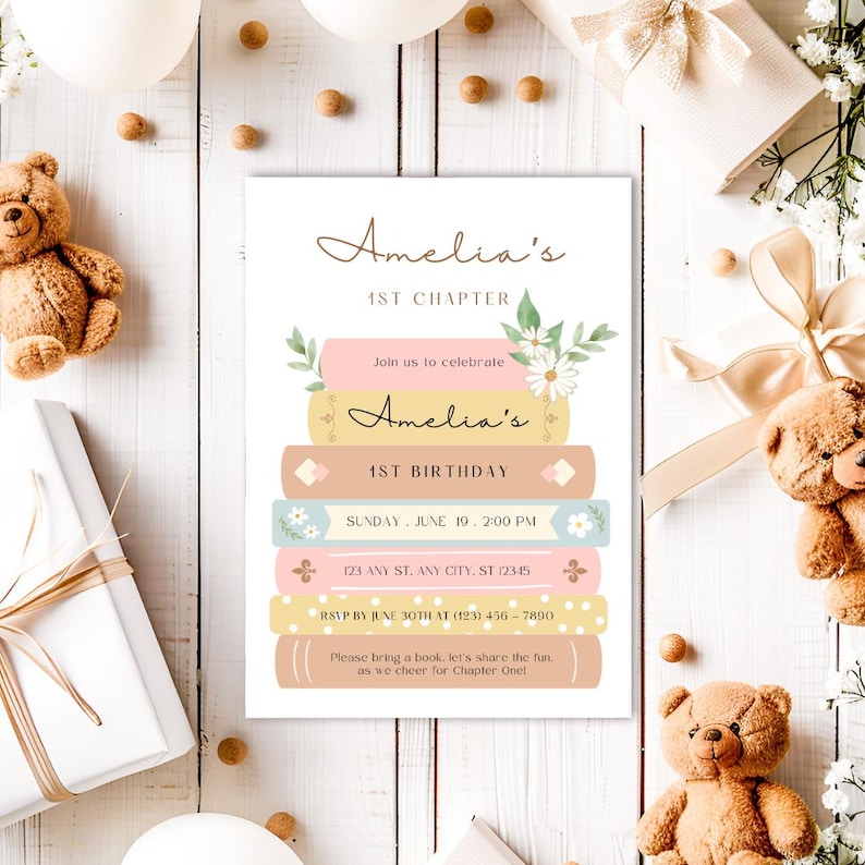 Op de afbeelding: Een roze en gele uitnodigingskaart met een stapel boeken versierd met bloemen. De tekst op de kaart luidt "Amelia's 1st Chapter" en "Amelia's 1st Birthday". De uitnodiging bevat de datum, tijd, adres en RSVP-informatie.